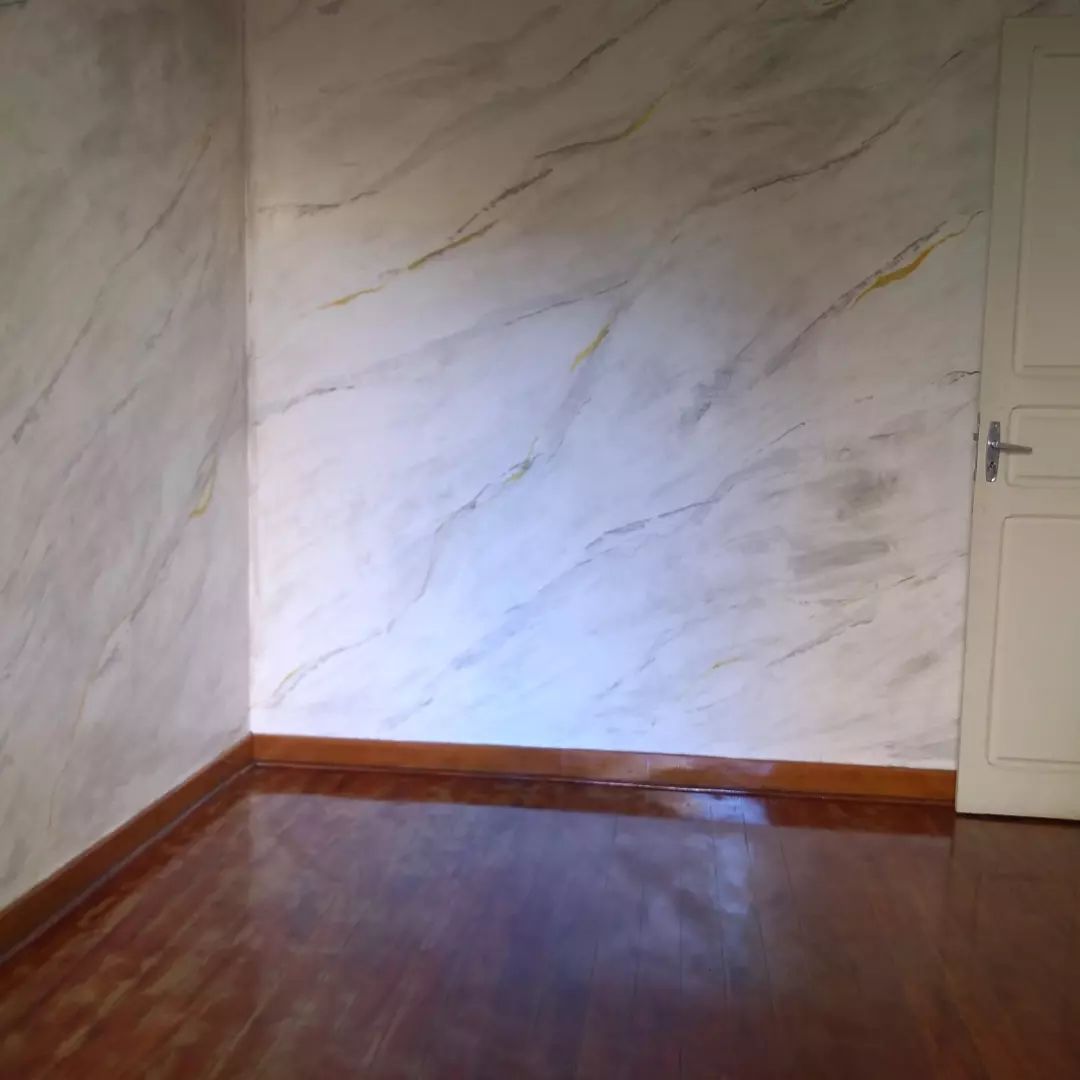 Parede de quarto em marmorato branco acinzentado, com veios finos e discretos